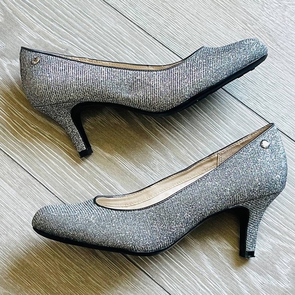 LifeStride Women's Parigi Silver Glitter Pumps Pewter Shoes 6 W Y2K Dressy Metal - Picture 4 of 6